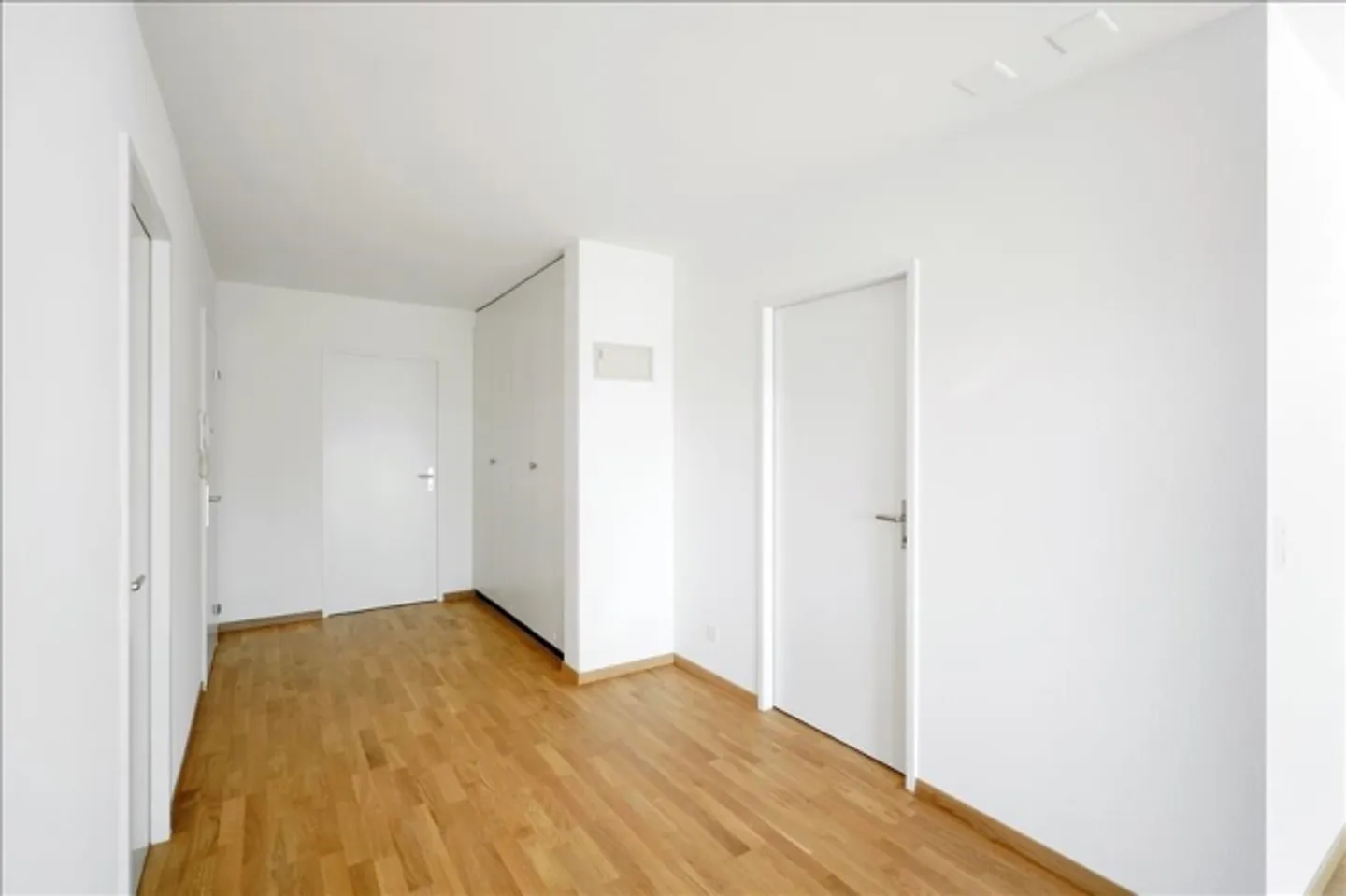 Bright, modern apartment in Binningen - Photo 11 of 12