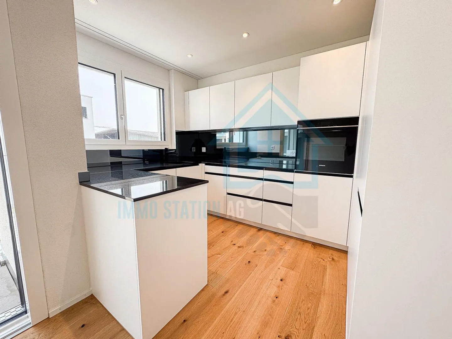 Prima locazione appartamento nuovo 3.5 locali con balcone e attrezzature di alta qualità - Foto 3 di 13