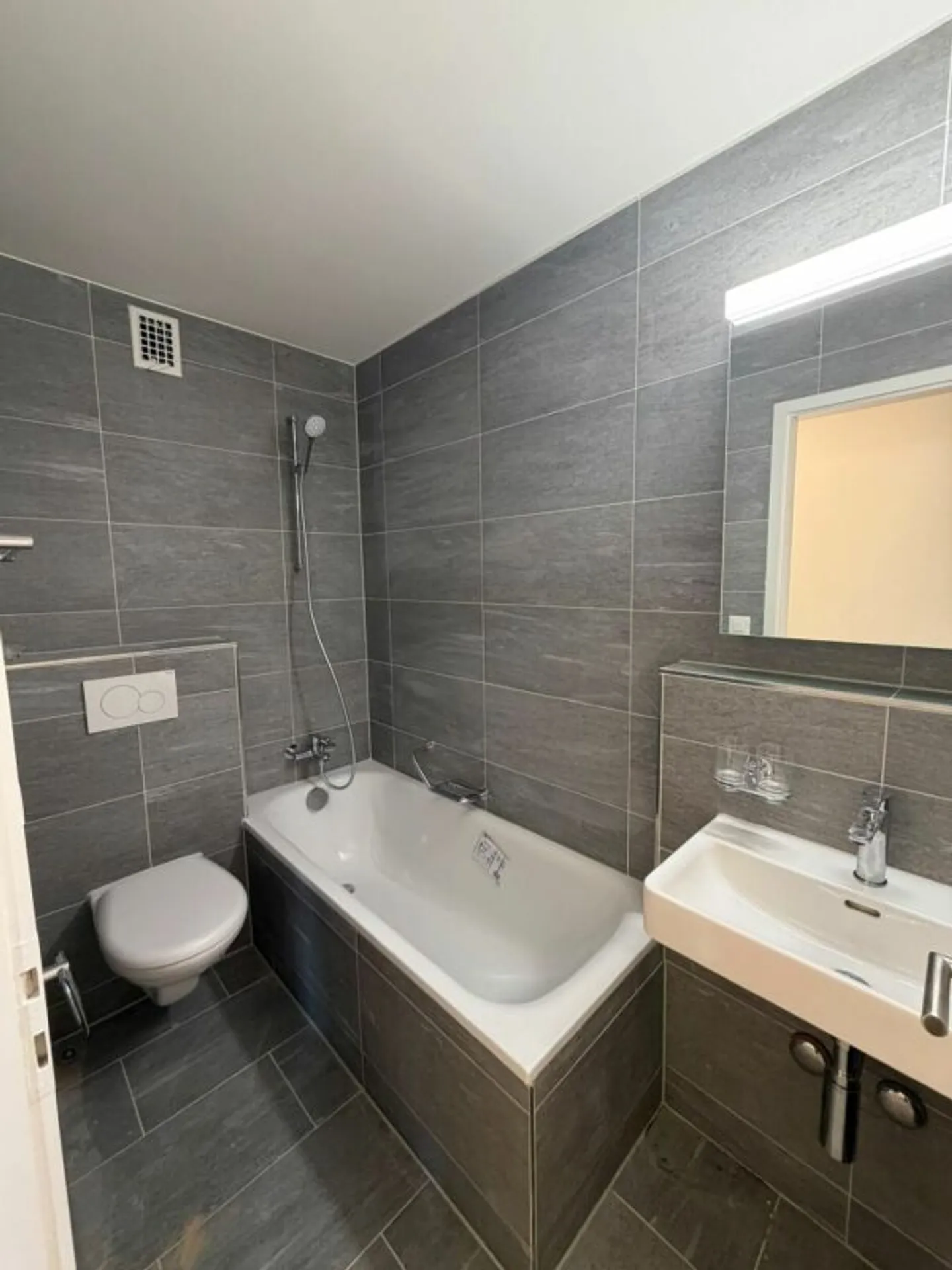 Newly renovated 2.5 room apartment in Trimbach - Photo 4 of 10