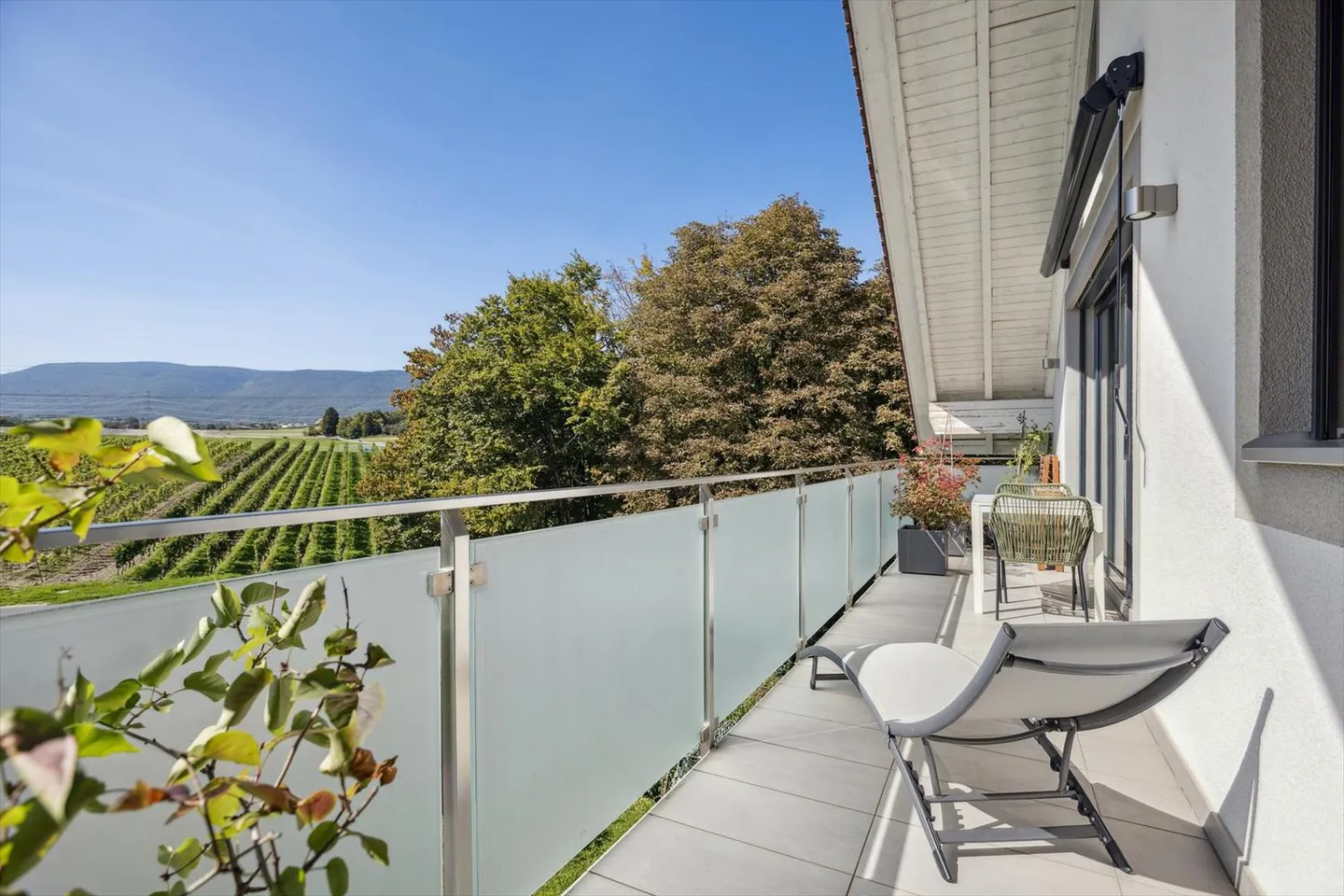 Superb penthouse apartment with vineyard views in Eysins - Photo 2 of 18