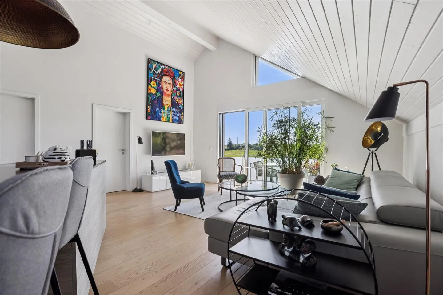 Superb penthouse apartment with vineyard views in Eysins - Photo 4 of 18