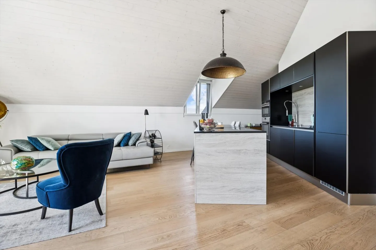 Superb penthouse apartment with vineyard views in Eysins - Photo 8 of 18