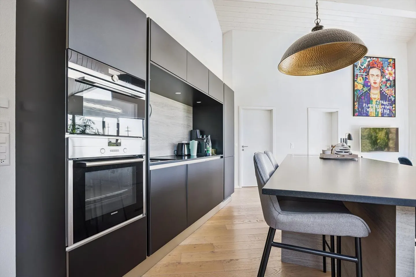 Superb penthouse apartment with vineyard views in Eysins - Photo 10 of 18