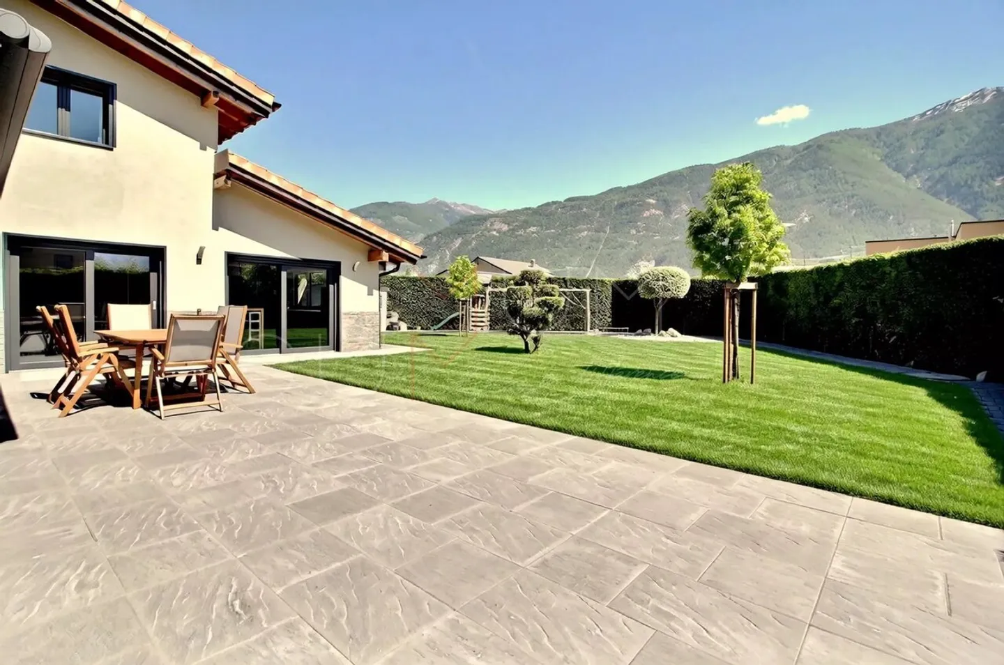 Villa ristrutturata con vista alpina - Foto 3 di 13
