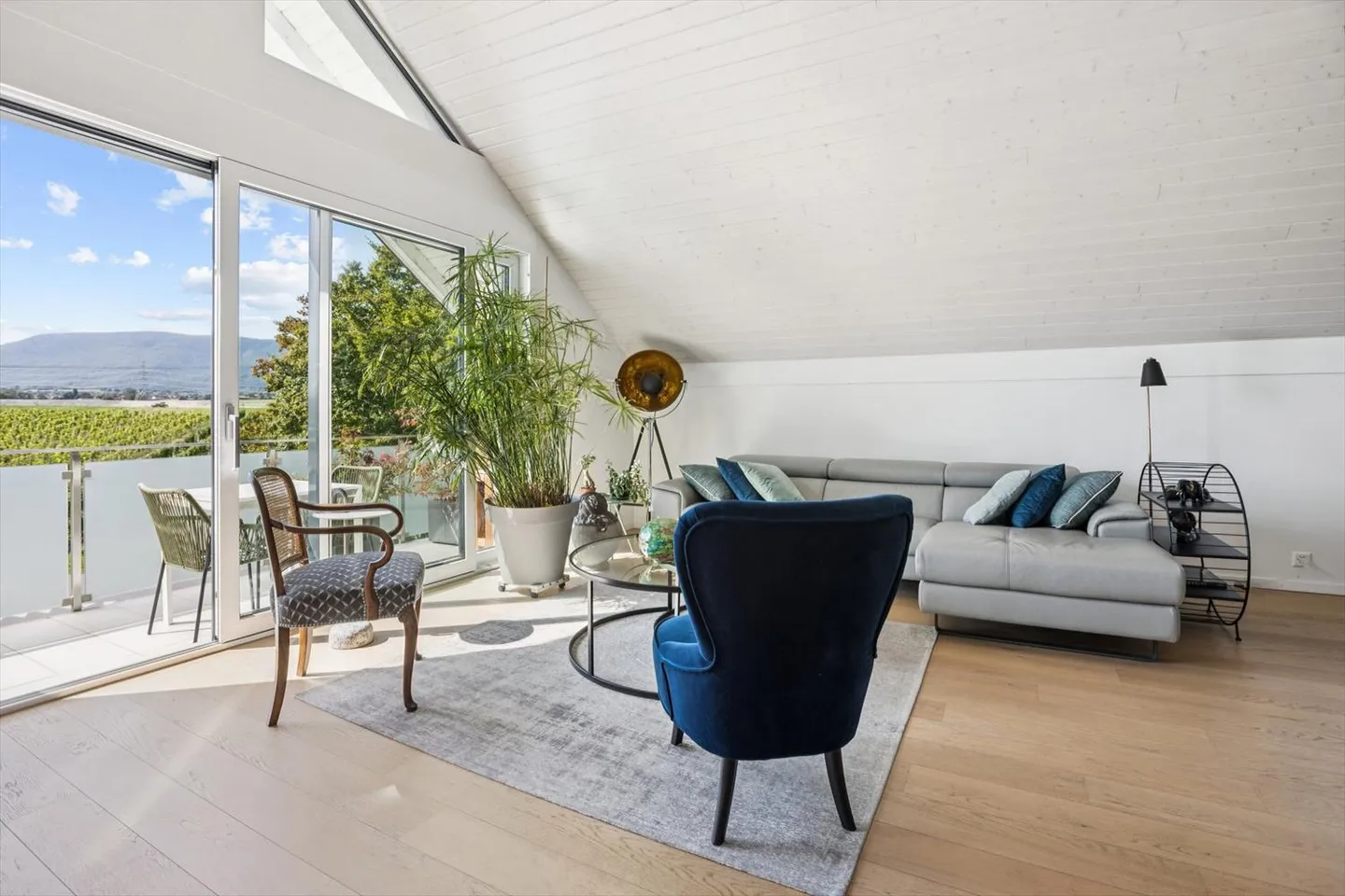 Superb penthouse apartment with vineyard views in Eysins - Photo 6 of 18