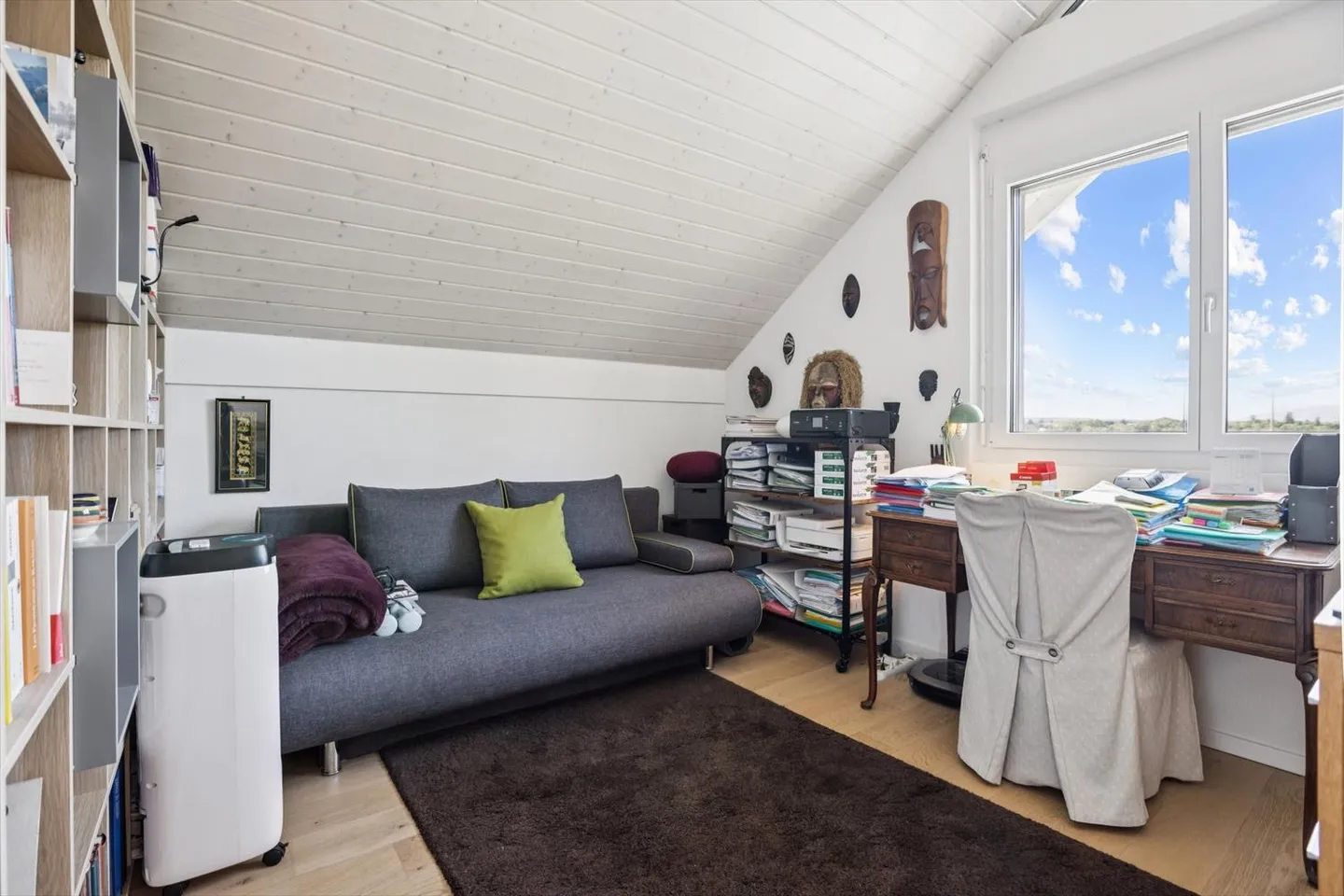 Superb penthouse apartment with vineyard views in Eysins - Photo 14 of 18