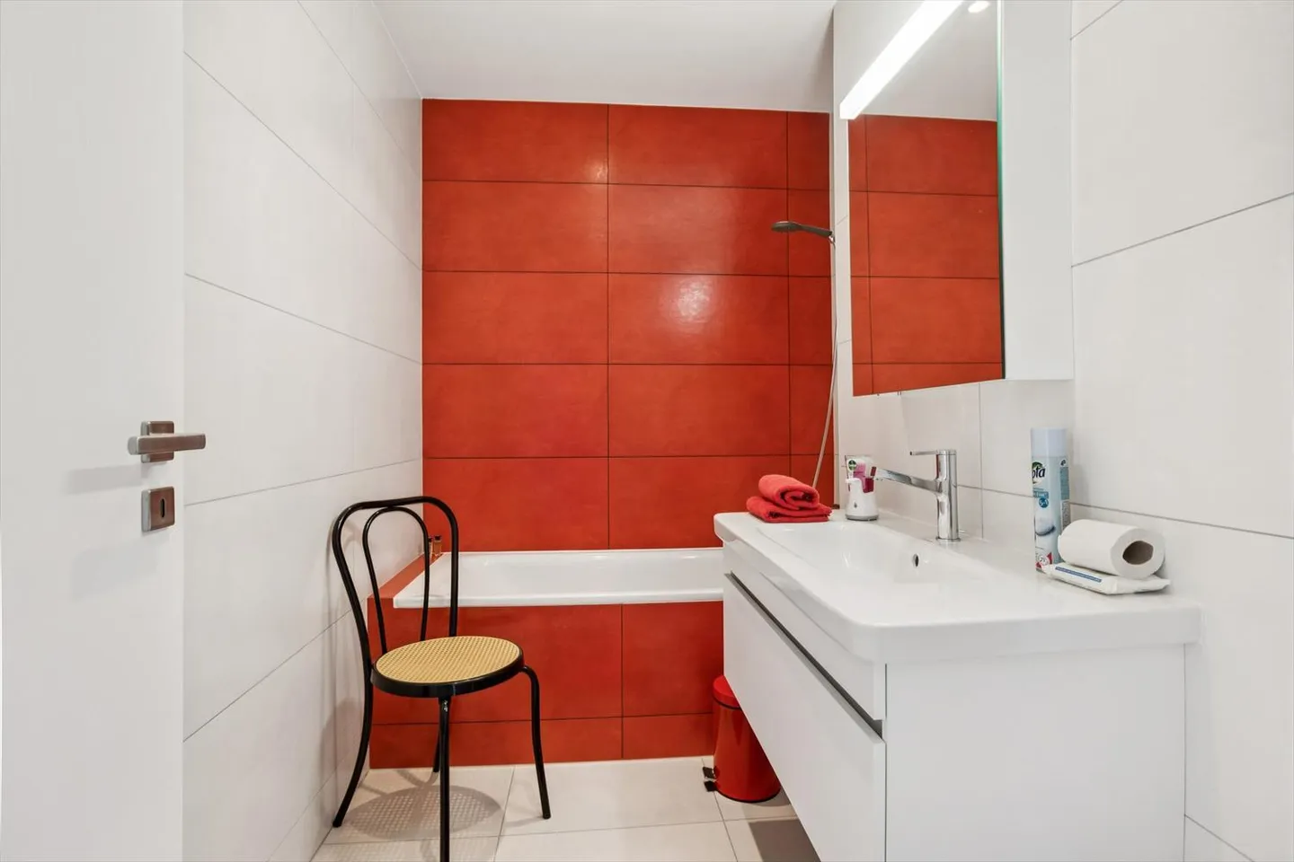 Superb penthouse apartment with vineyard views in Eysins - Photo 18 of 18