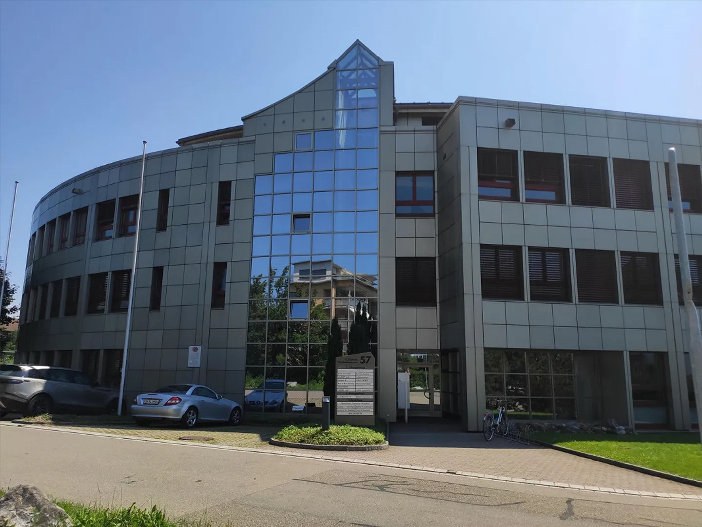 Small but fine practice for rent in Nänikon! - Photo 1 of 5