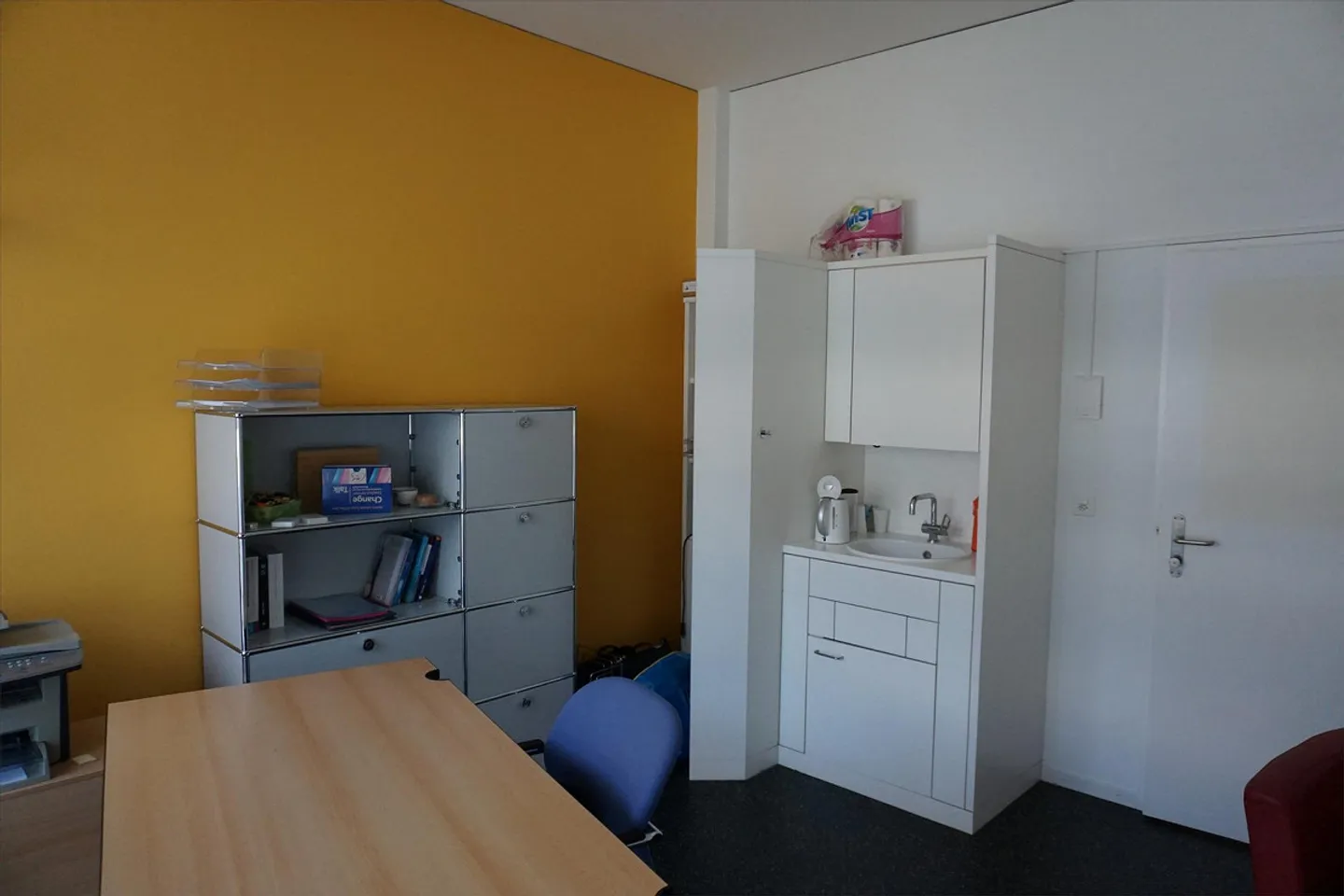 Small but fine practice for rent in Nänikon! - Photo 2 of 5