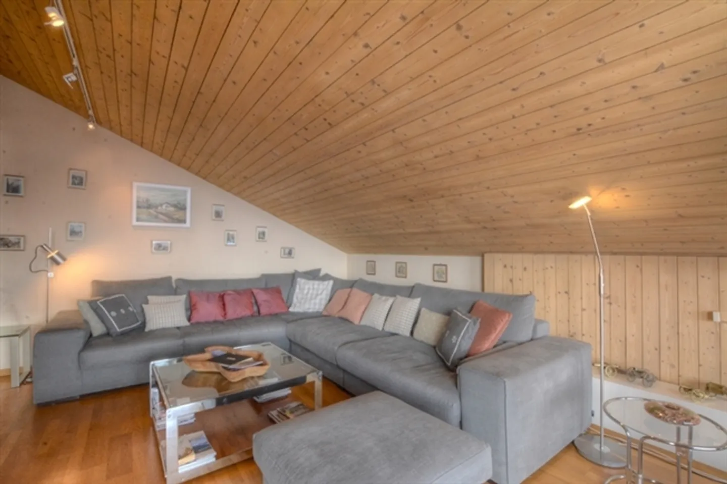 «Wunderschöne 5.0-Zimmer-Maisonette-Wohnung im Zentrum des Dorfes» - Foto 2 von 13