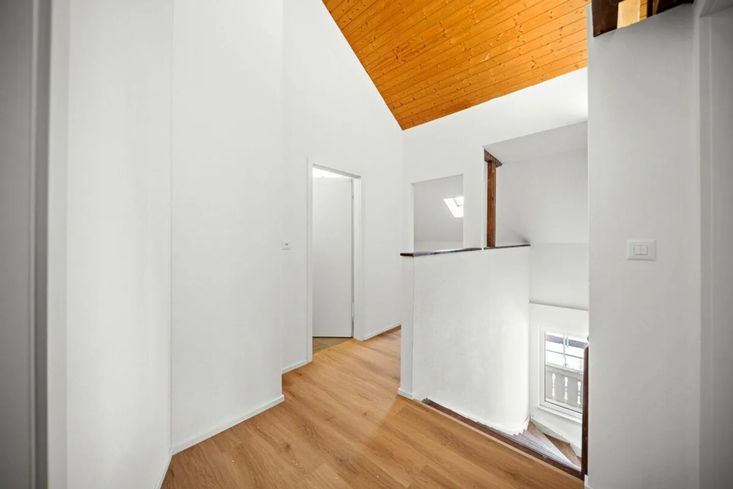 Section de maison entièrement rénovée avec deux unités résidentielles attrayantes - Photo 23 sur 25