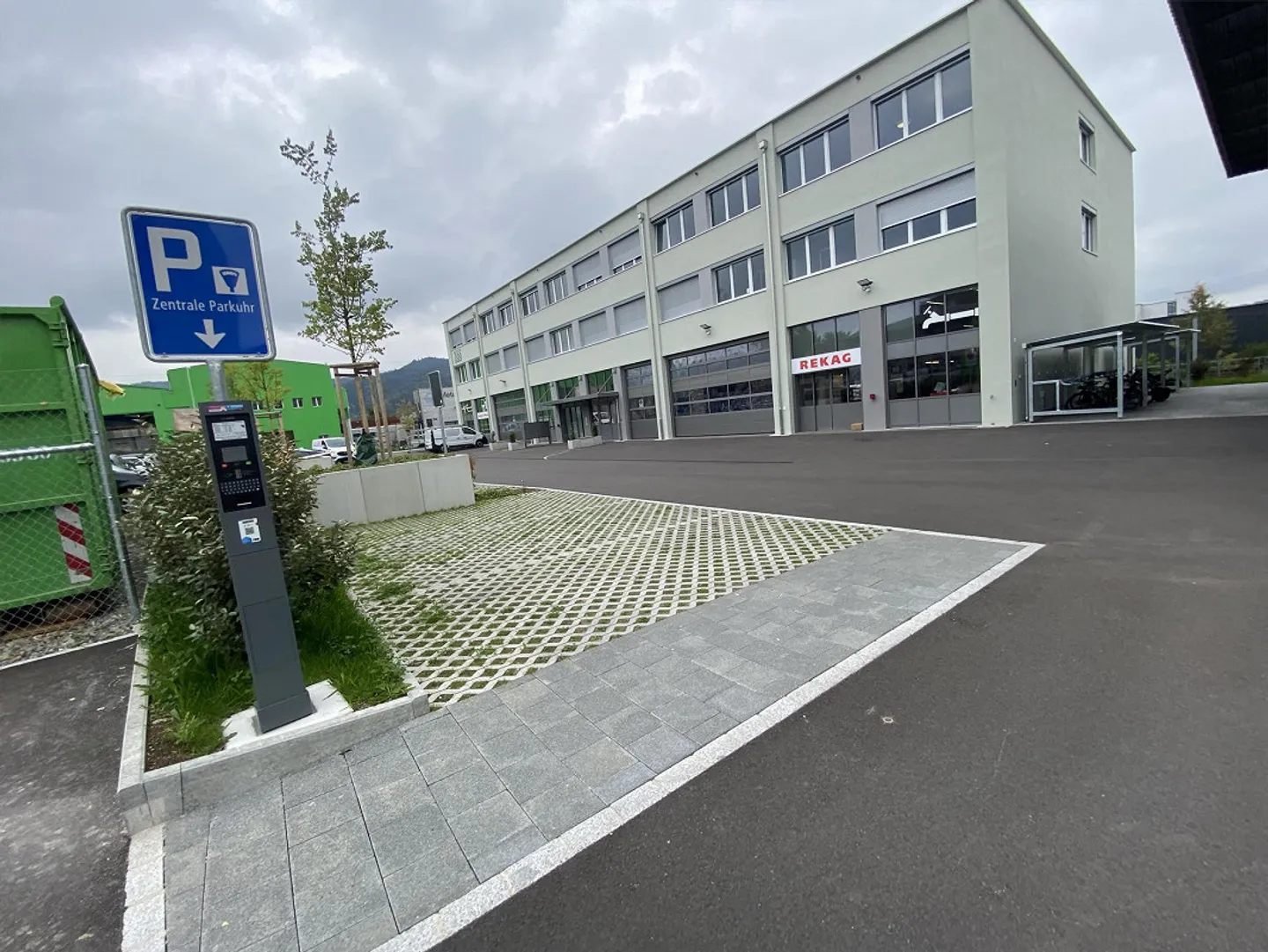 Lager 30m2 mit direkter Zufahrt & grossem Tor mit Büro 29m2 - Foto 2 von 4