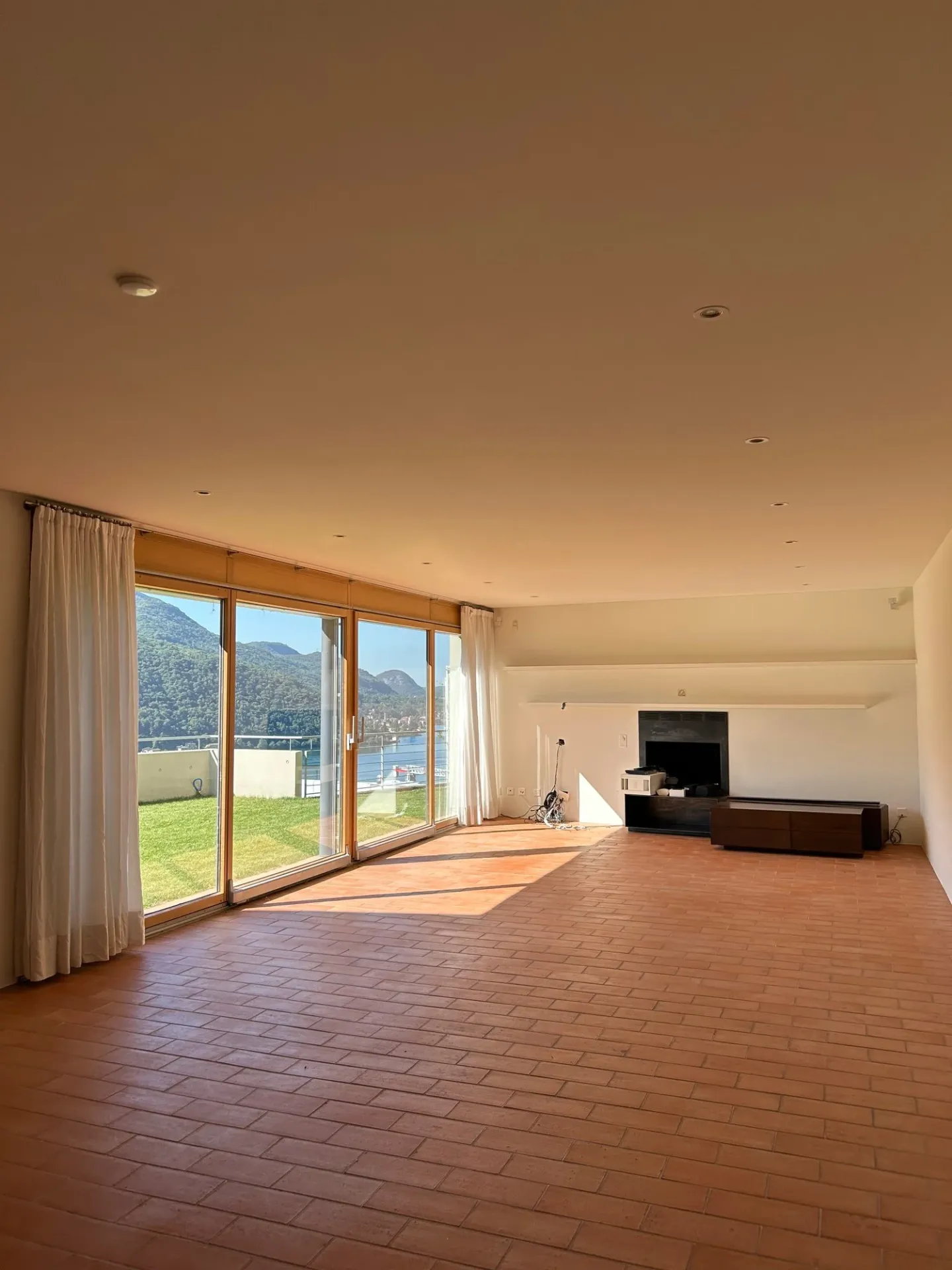 VICO MORCOTE - Detached house with 4.5 rooms and panoramic view for rent - Photo 2 of 17
