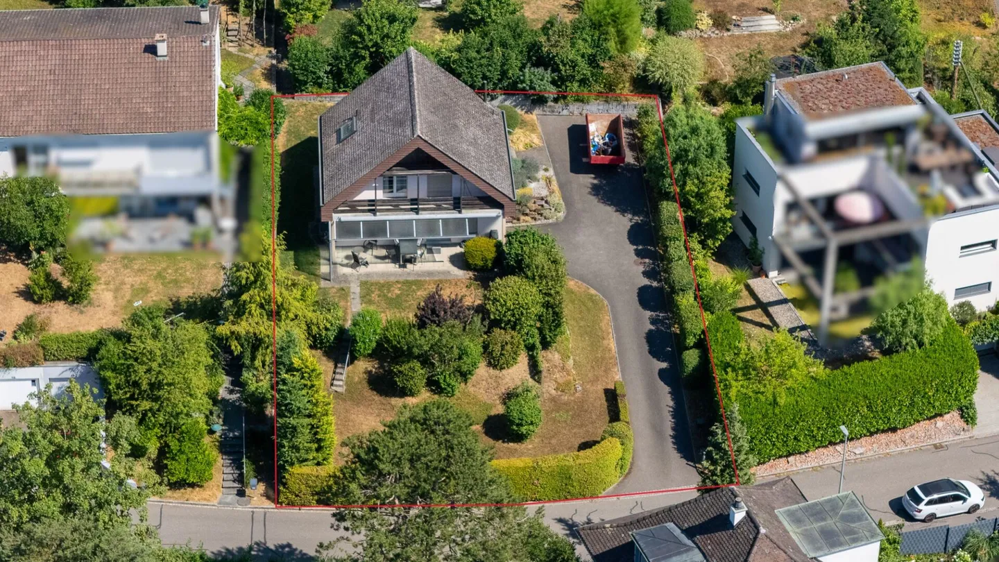 703 m² Terrain à bâtir ou maison individuelle de 4,5 pièces nécessitant des rénovations dans un quartier résidentiel prisé - Photo 1 sur 13