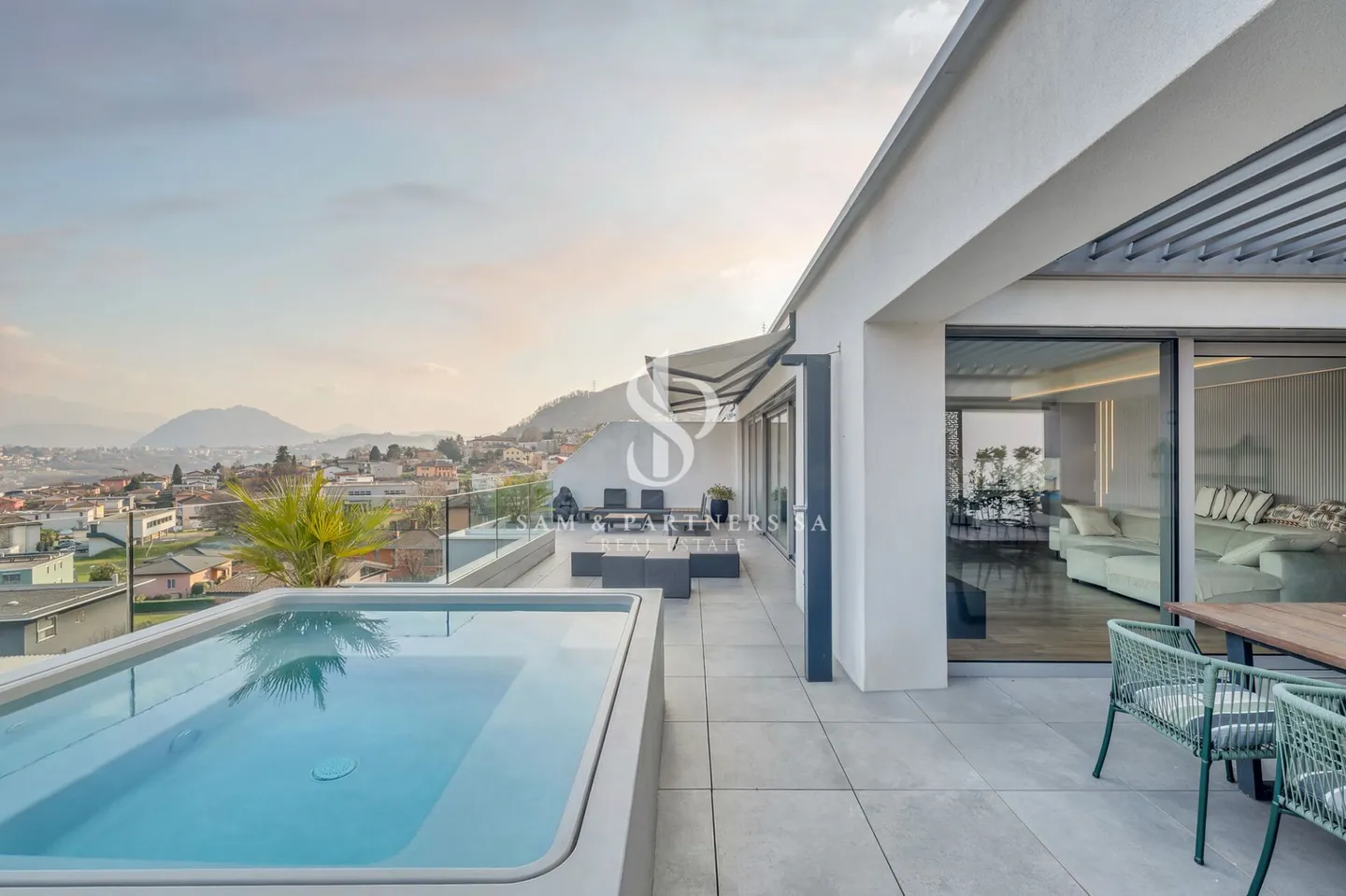 Attico con vista mozzafiato - Foto 1 di 15