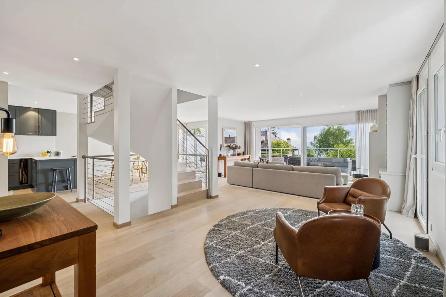 Un'eleganza contemporanea rivolta verso l'orizzonte - Foto 8 di 13