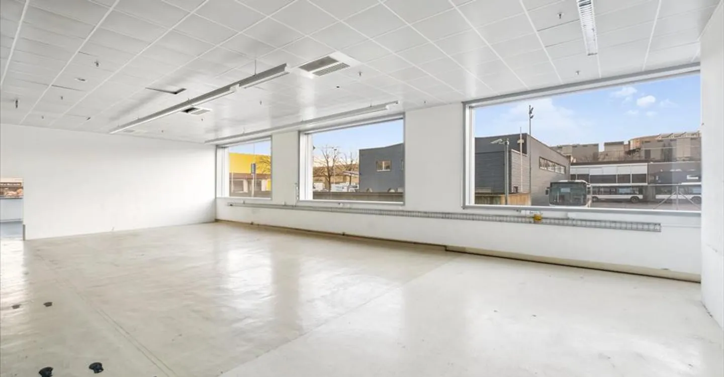 Office space for rent - Photo 7 of 12