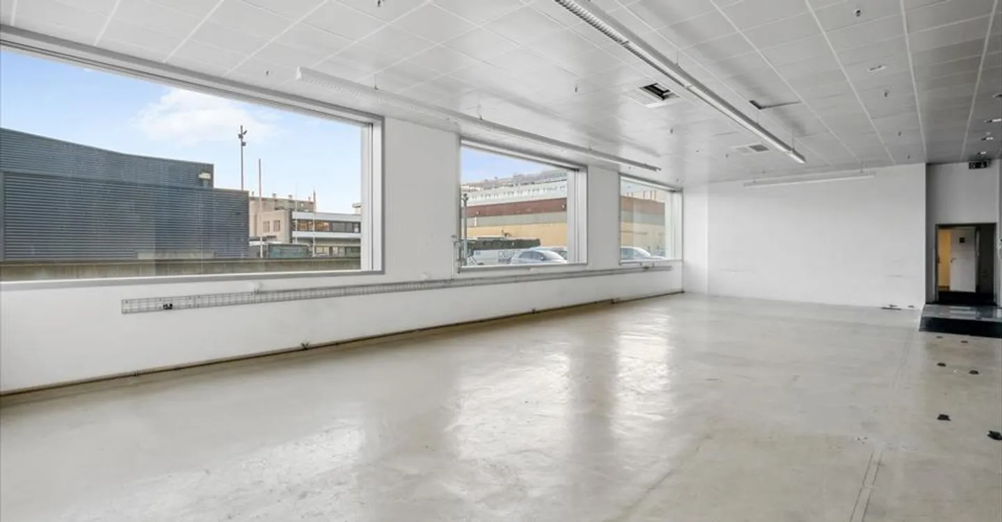 Office space for rent - Photo 2 of 12