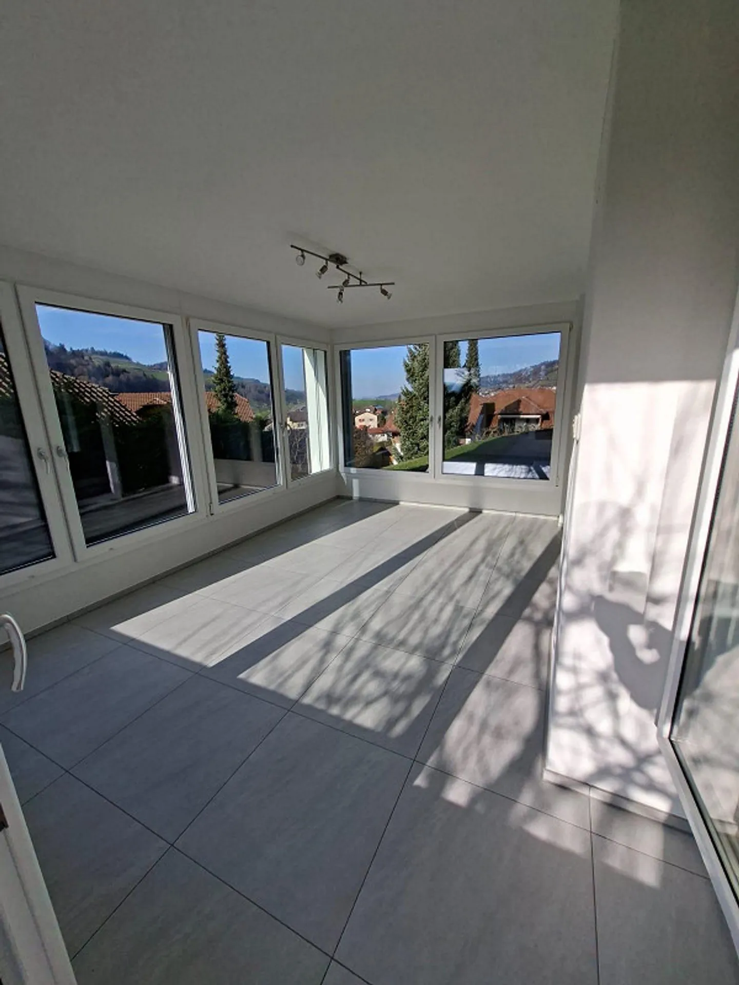 Appartamento soleggiato di 3,5 stanze con giardino d'inverno - Foto 3 di 9