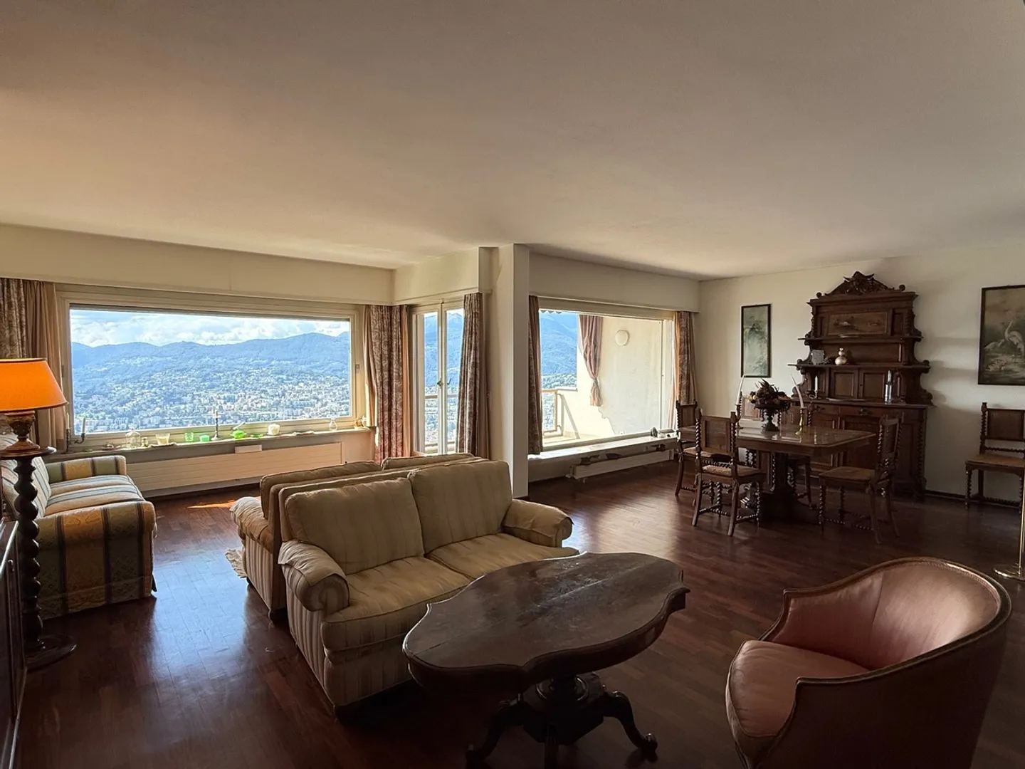 Elegant Apartment with Lake View - Photo 3 of 10
