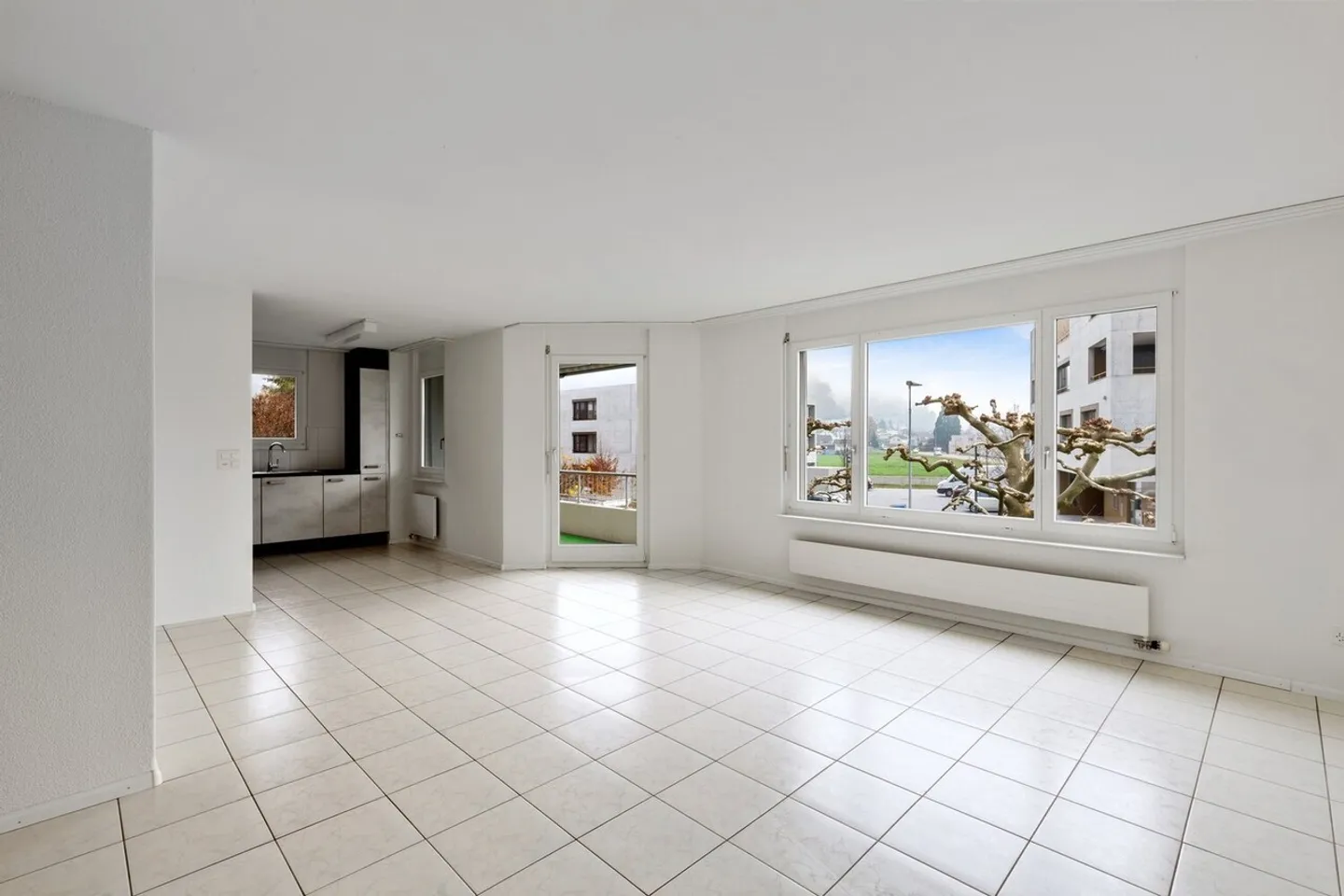 Spacious bright apartment with balcony - centrally located &amp; in greenery - Photo 2 of 10