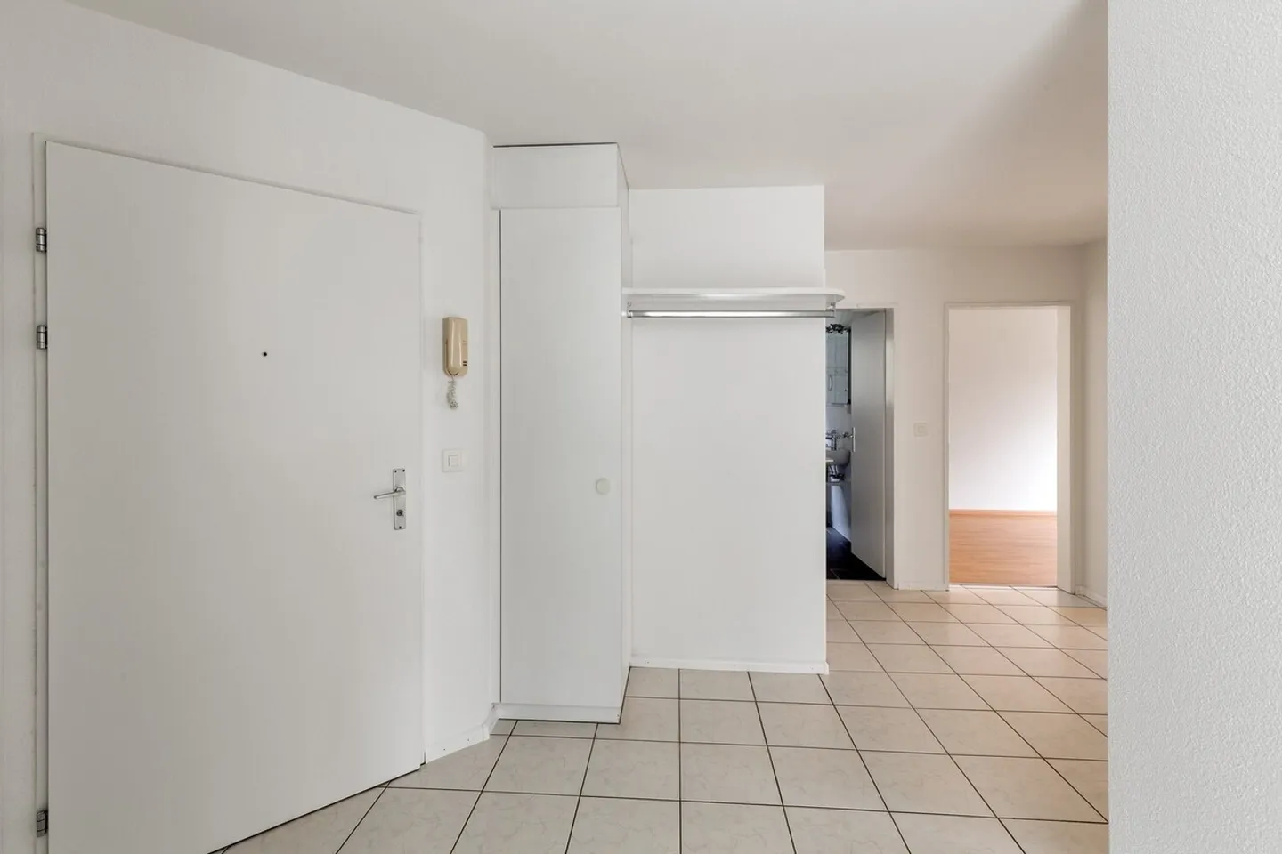 Spacious bright apartment with balcony - centrally located &amp; in greenery - Photo 7 of 10