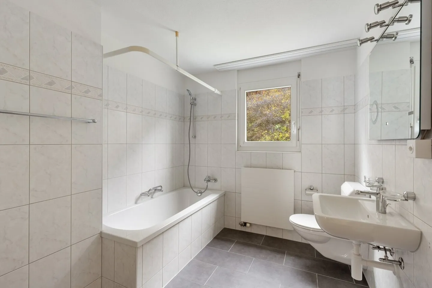 Spacious bright apartment with balcony - centrally located &amp; in greenery - Photo 9 of 10