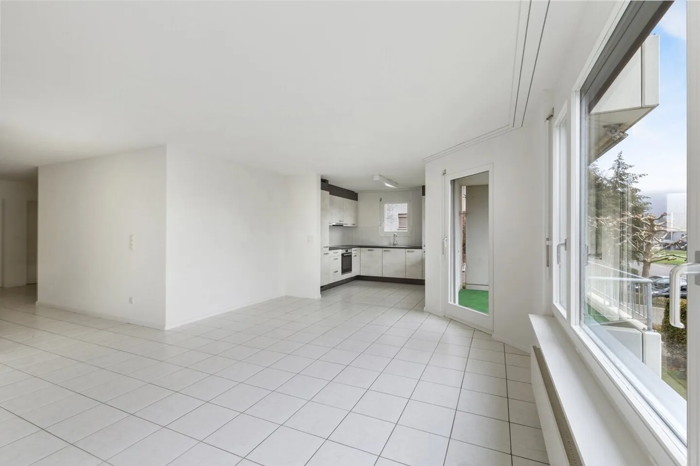 Spacious bright apartment with balcony - centrally located &amp; in greenery - Photo 3 of 10