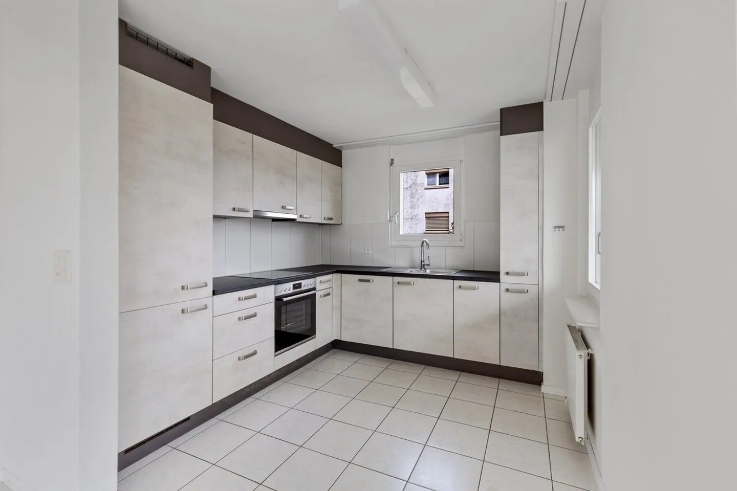 Spacious bright apartment with balcony - centrally located &amp; in greenery - Photo 4 of 10