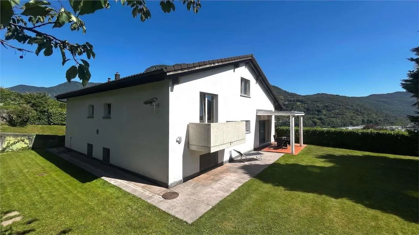 Exklusive Villa mit Garten und offener Aussicht - Foto 1 von 13