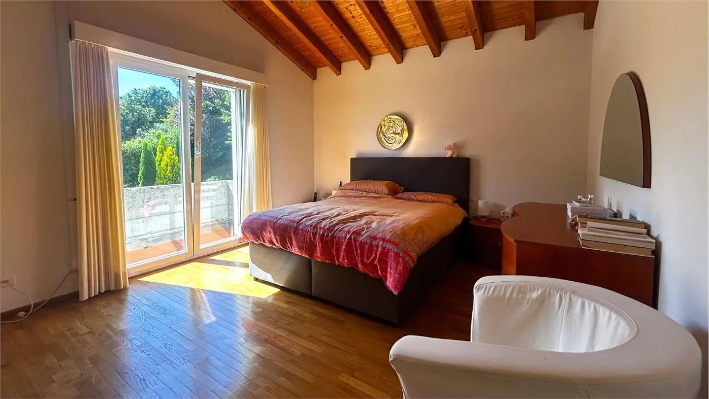 Exklusive Villa mit Garten und offener Aussicht - Foto 8 von 13