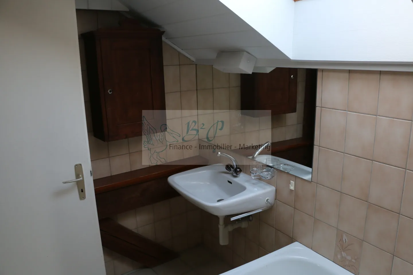 For rent in the center of the village of Colombier, a 2.5 room apartment - Photo 7 of 9