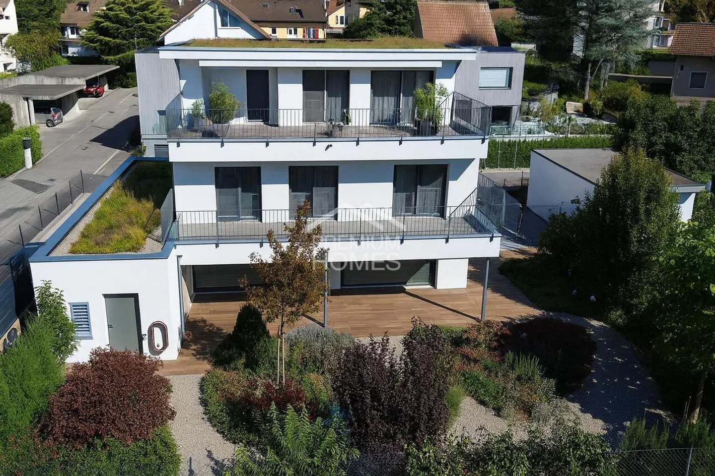 Elegant Smart Home with Garden - Photo 2 of 13