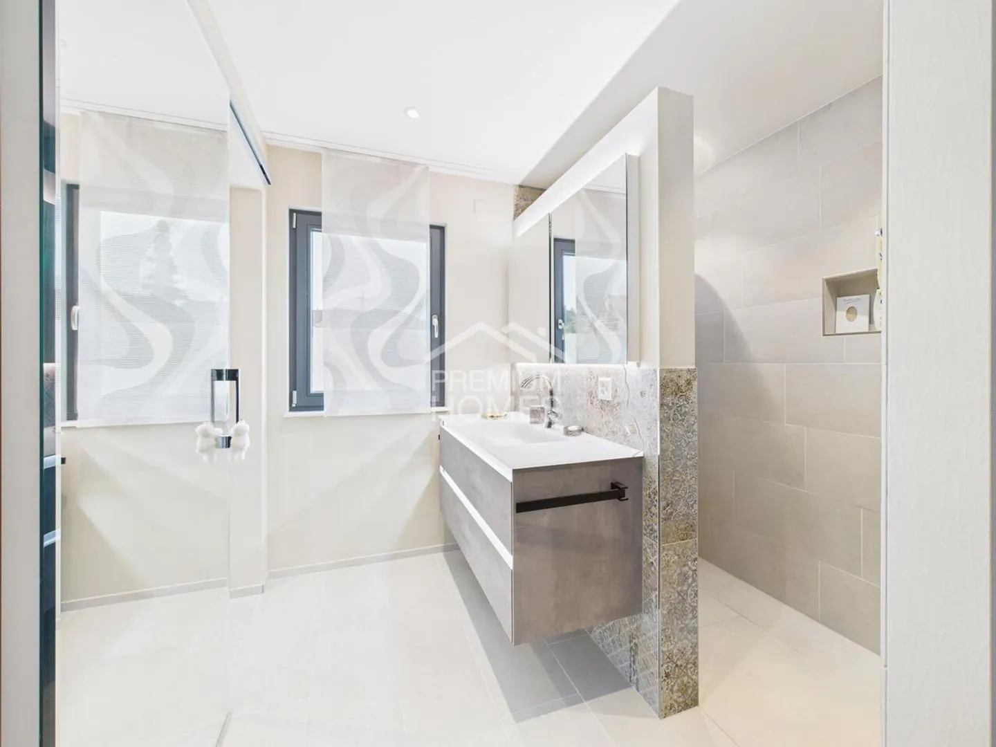 Elegant Smart Home with Garden - Photo 10 of 13