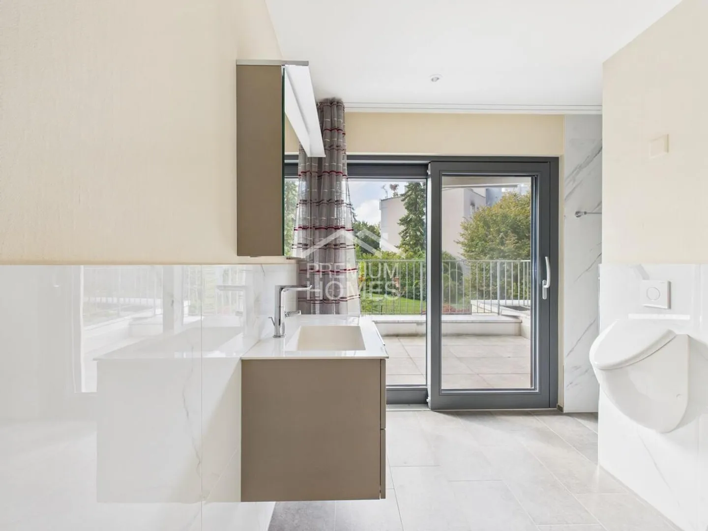 Elegant Smart Home with Garden - Photo 12 of 13