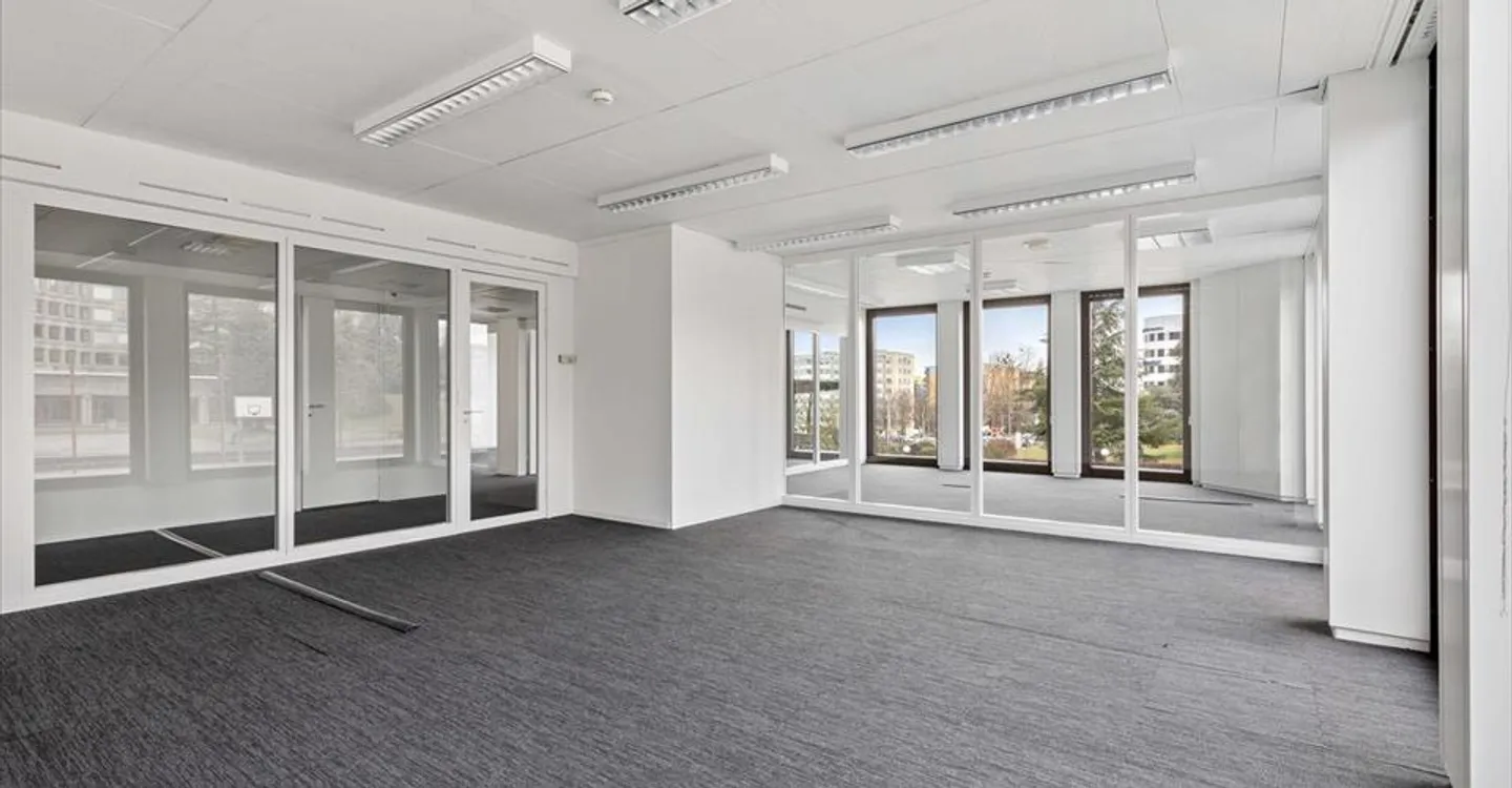 Office space for rent - Photo 2 of 7