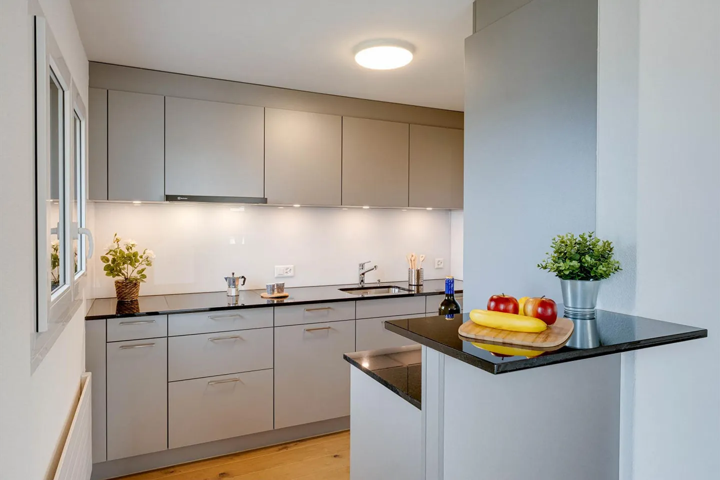 Appartamento 2.5 stanze come nuovo in una posizione tranquilla - Foto 3 di 10