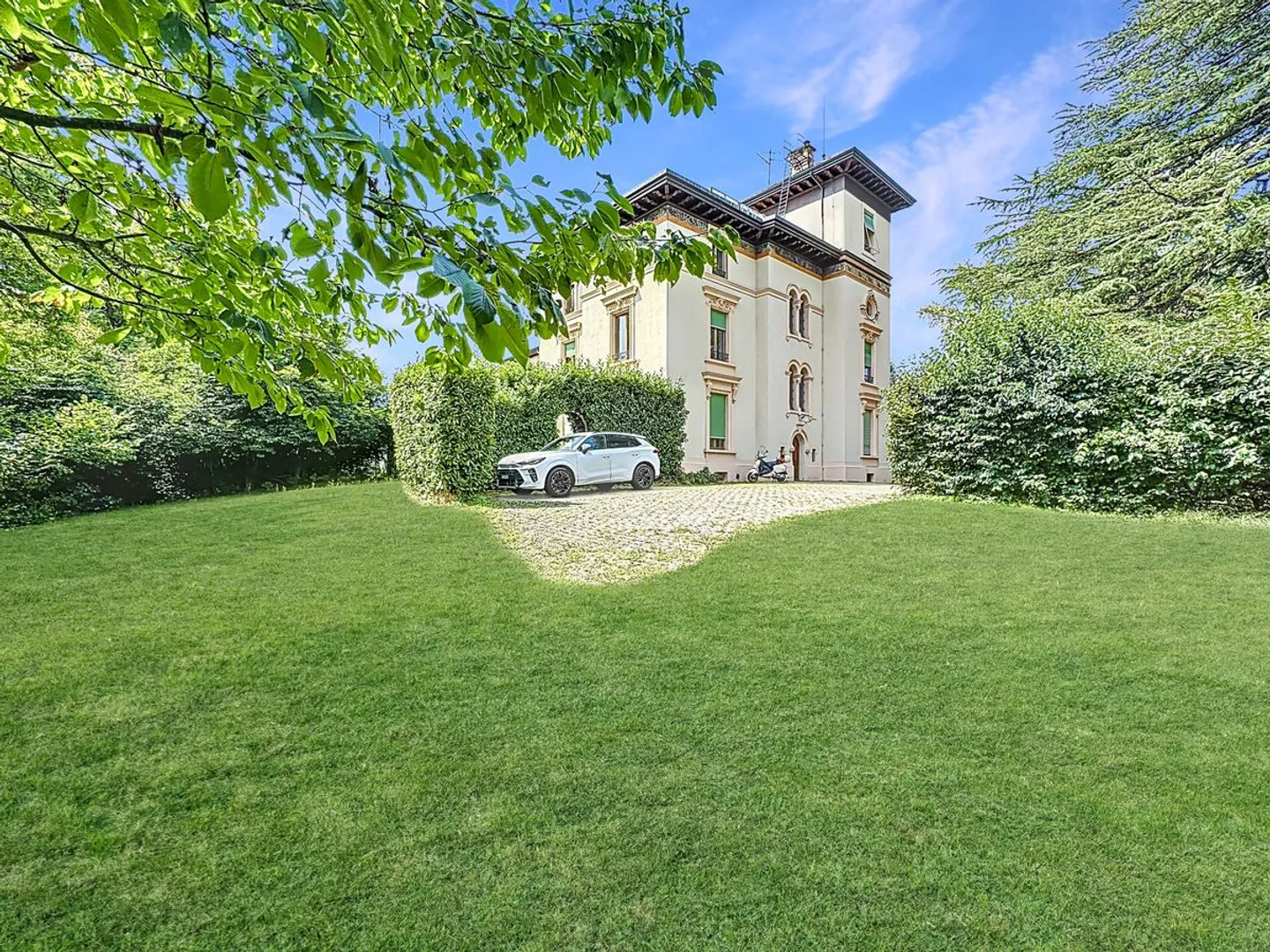Seltenes, außergewöhnliches Herrenhaus - 3 luxuriöse Wohnungen mit Panoramaterrasse und baumgesäumtem Park - Foto 1 von 13