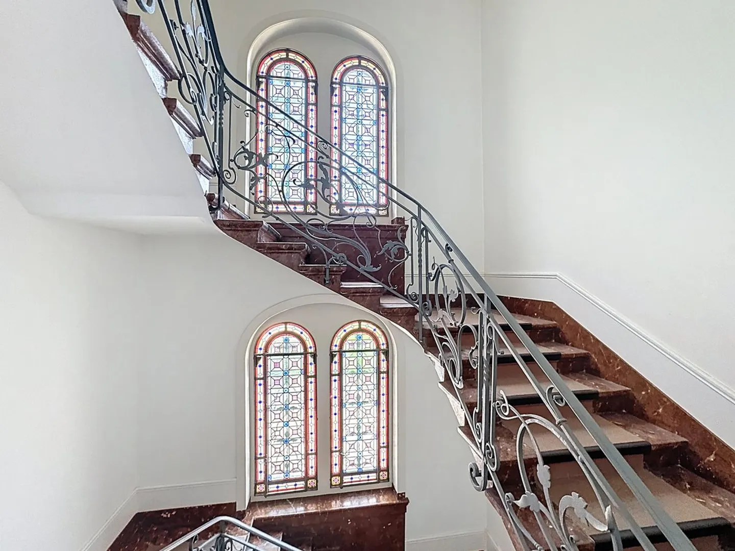 Seltenes, außergewöhnliches Herrenhaus - 3 luxuriöse Wohnungen mit Panoramaterrasse und baumgesäumtem Park - Foto 2 von 13