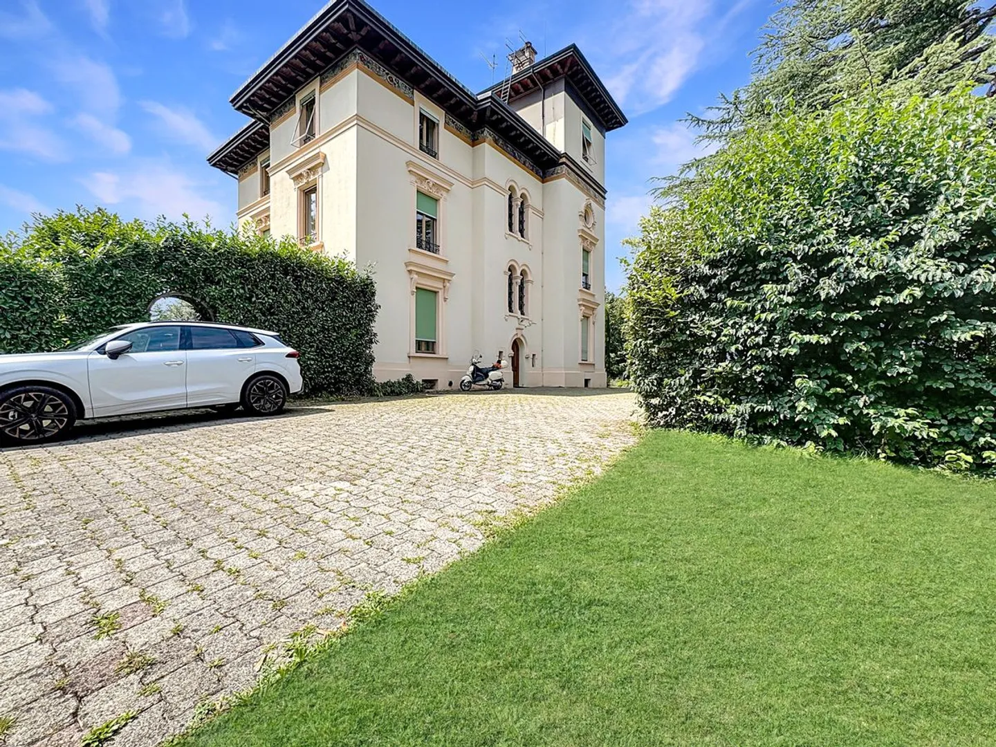 Seltenes, außergewöhnliches Herrenhaus - 3 luxuriöse Wohnungen mit Panoramaterrasse und baumgesäumtem Park - Foto 10 von 13