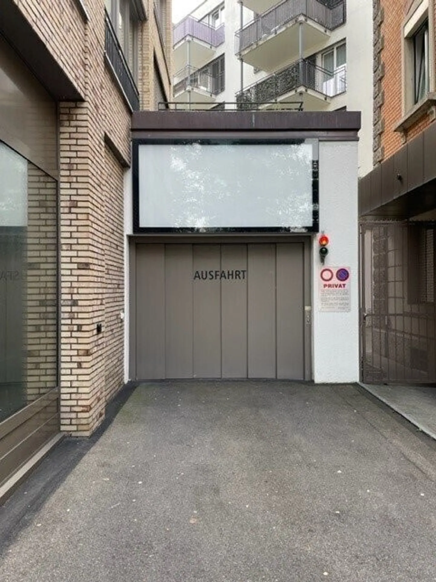 Advertising space directly at the Oerlikon marketplace for rent! - Photo 2 of 4