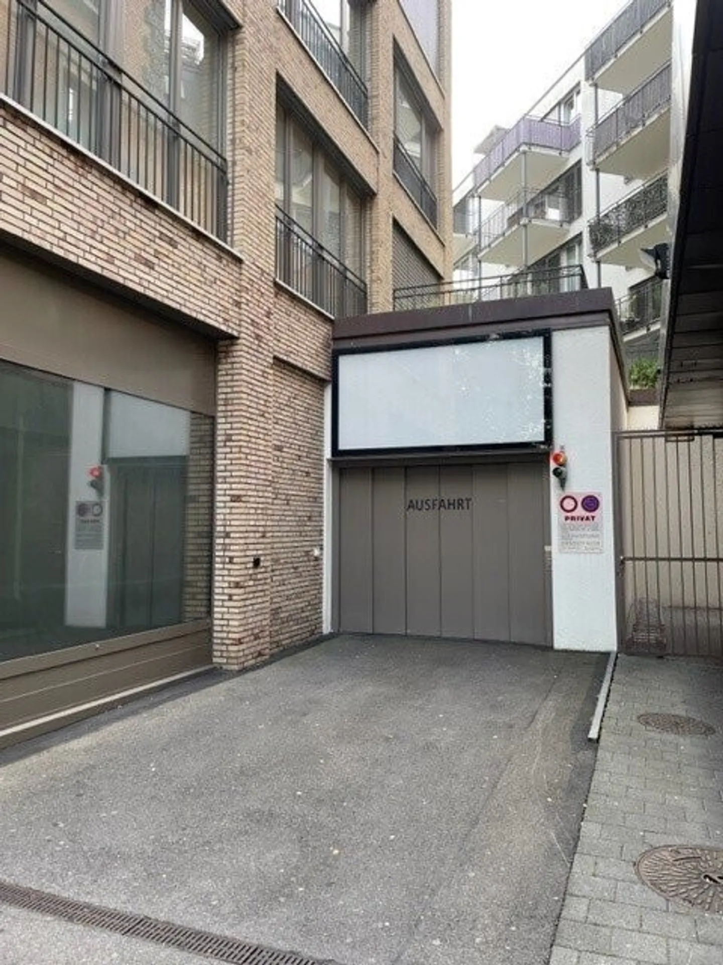 Advertising space directly at the Oerlikon marketplace for rent! - Photo 3 of 4