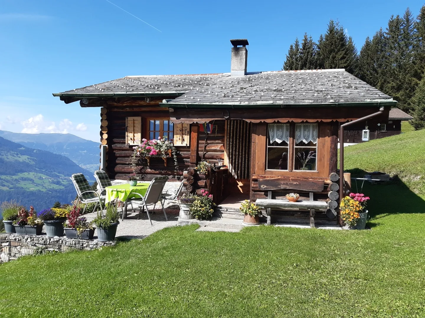 Charming mountain cabin with magnificent mountain views and generous grounds... - Photo 1 of 13