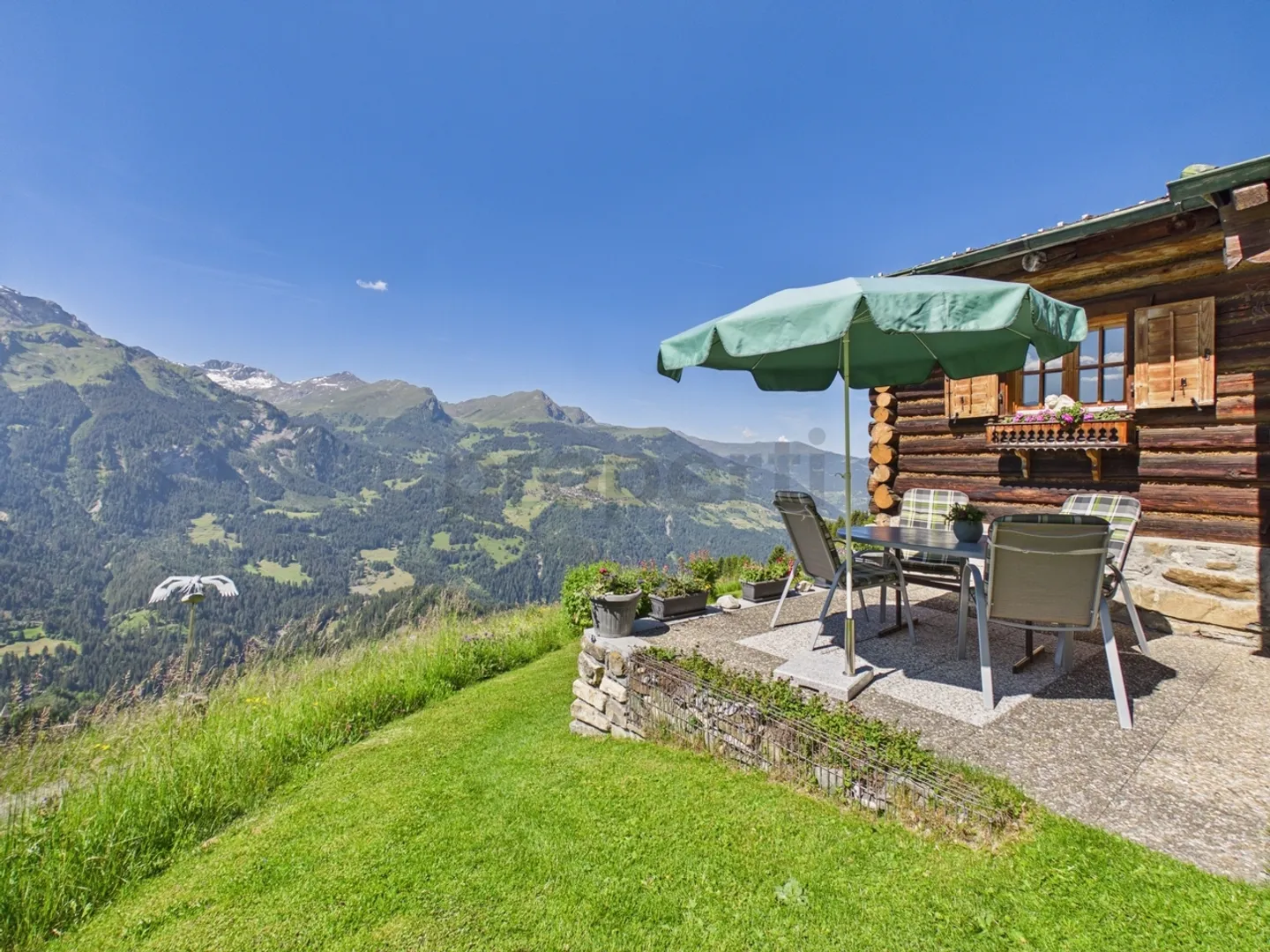 Charming mountain cabin with magnificent mountain views and generous grounds... - Photo 9 of 13