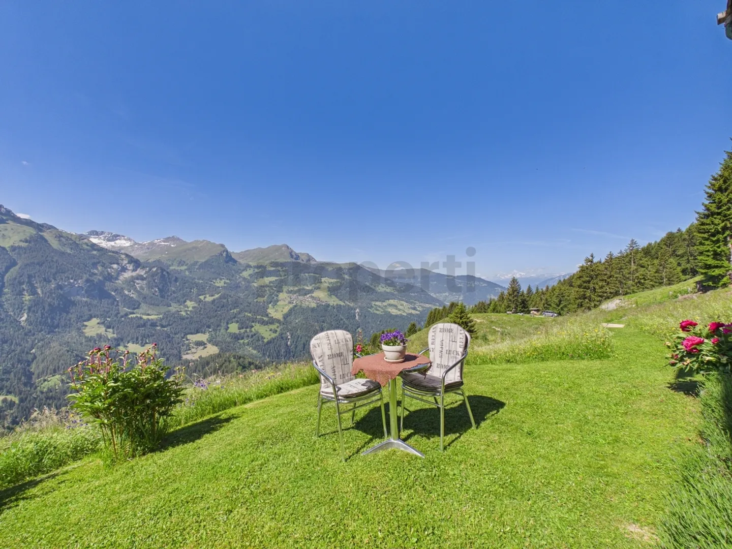 Charming mountain cabin with magnificent mountain views and generous grounds... - Photo 10 of 13