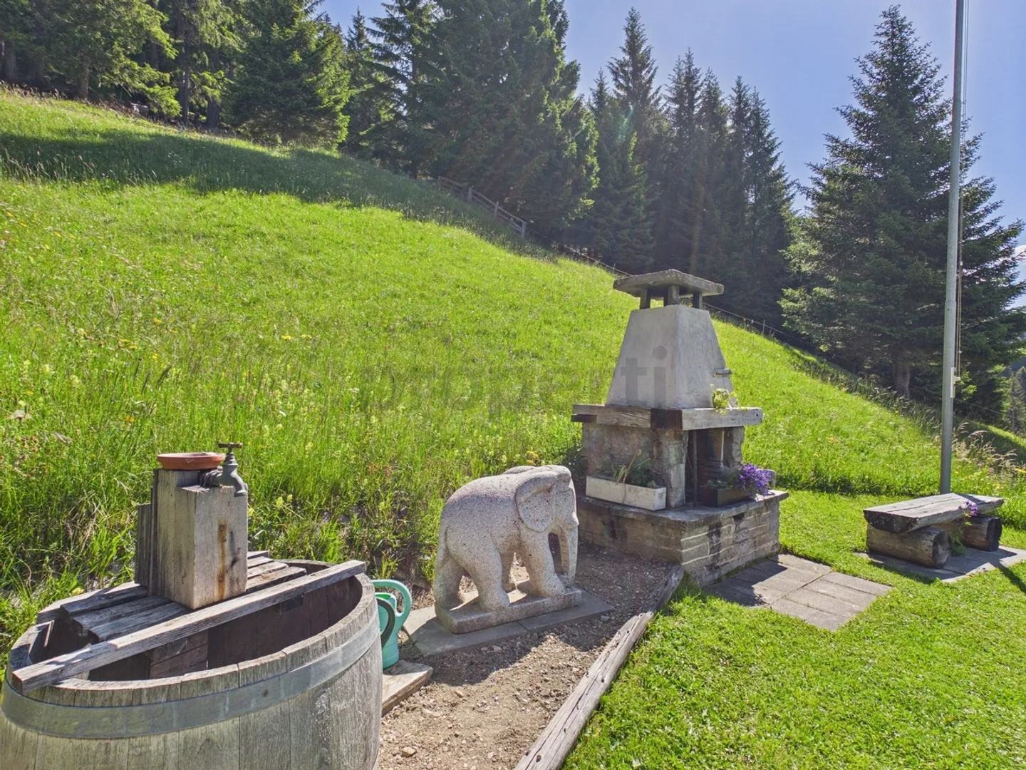 Charming mountain cabin with magnificent mountain views and generous grounds... - Photo 11 of 13