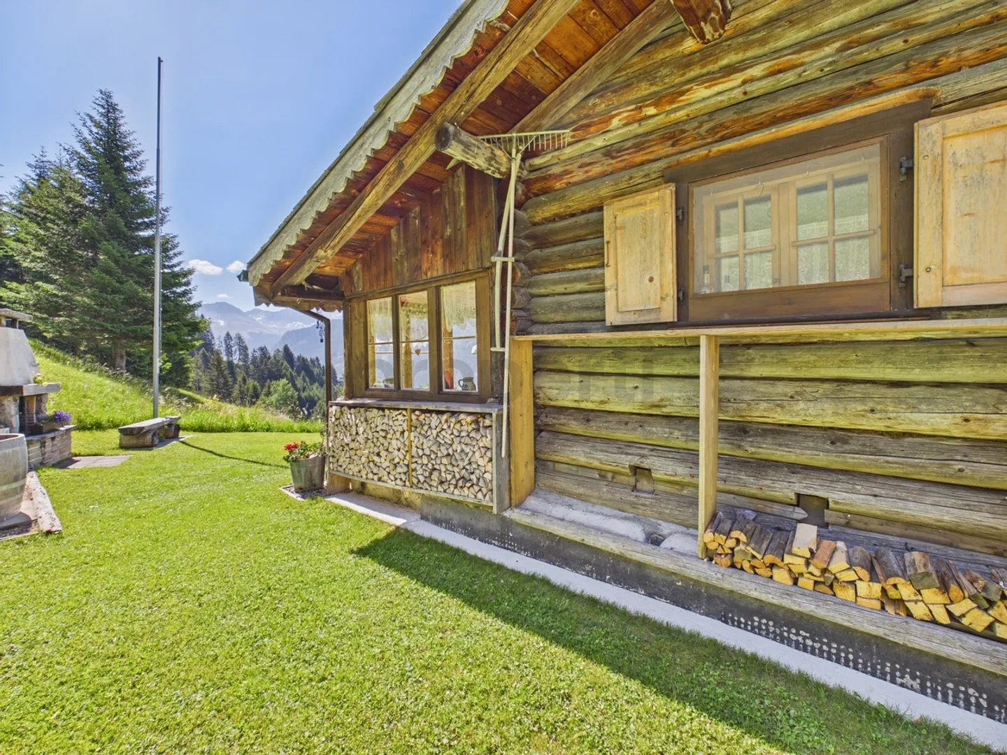 Charming mountain cabin with magnificent mountain views and generous grounds... - Photo 8 of 13