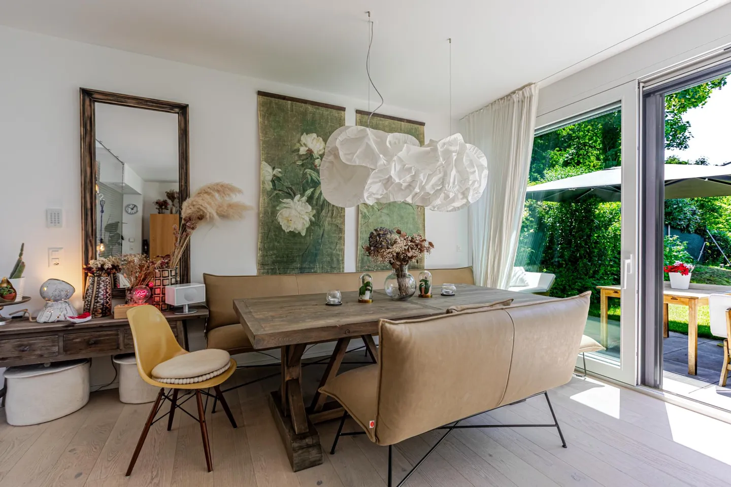 Modern Villa with Garden - Photo 5 of 20