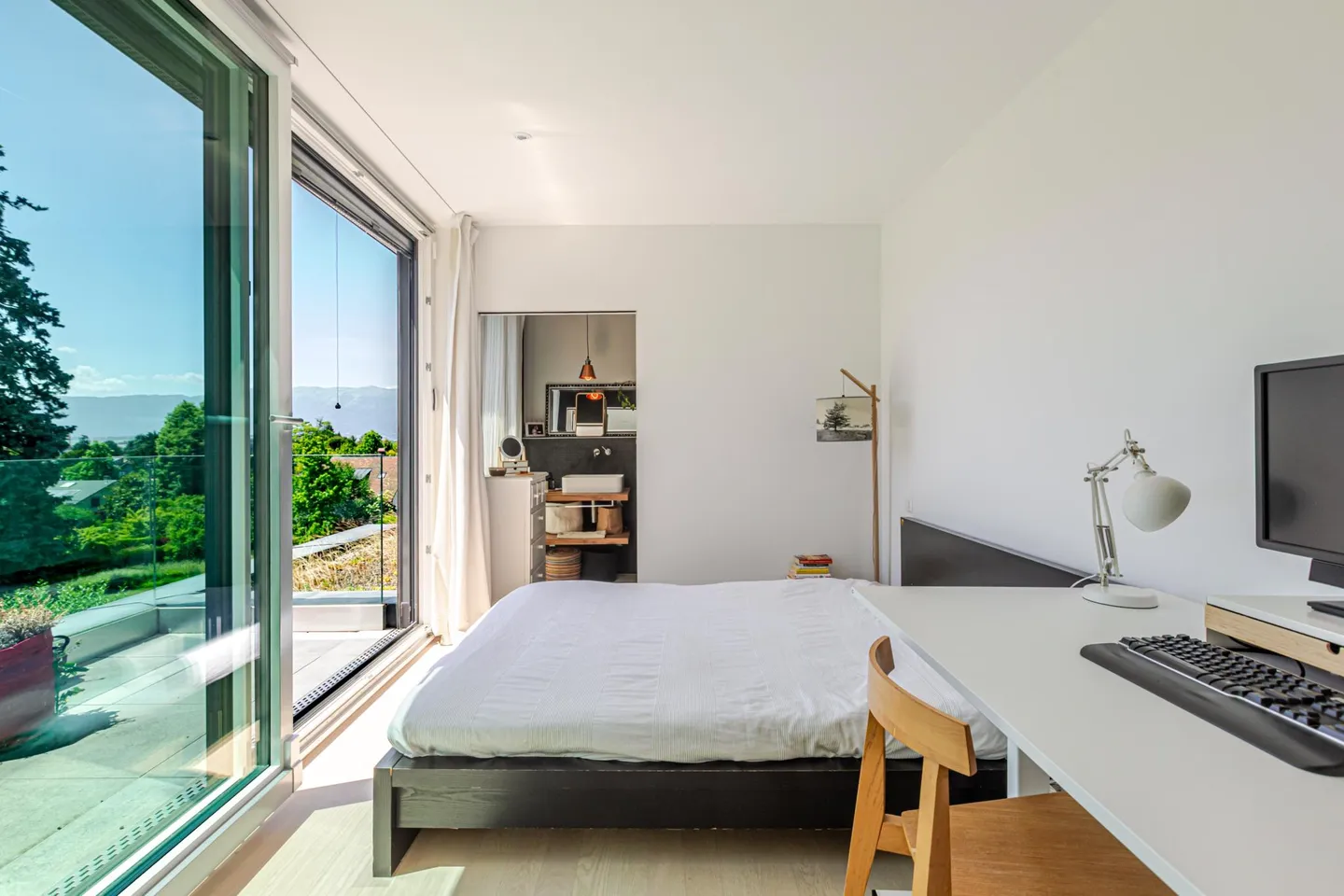 Modern Villa with Garden - Photo 9 of 20