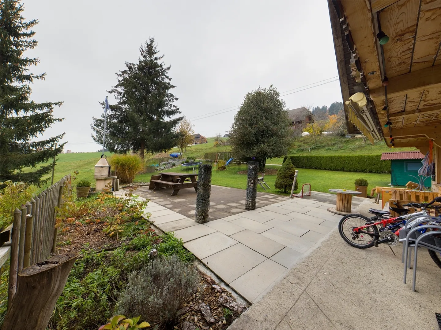 Maisonette spacieuse de 5,5 pièces avec un énorme jardin paradisiaque - Photo 7 sur 13